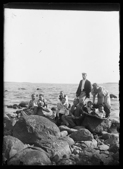 Photo de groupe sur les pierres de la plage de Selkäranta - Hugo Simberg