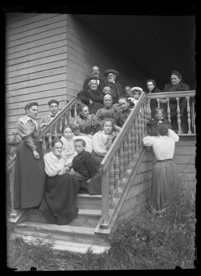 Photo de groupe sur les marches de la Villa Blanche - Hugo Simberg