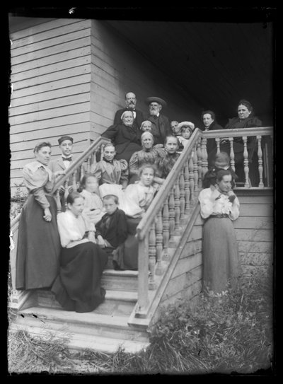 Photo de groupe sur les marches de la Villa Blanche - Hugo Simberg