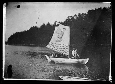 Bateau blanc peint par Hugo avec des voiles monstres - Hugo Simberg