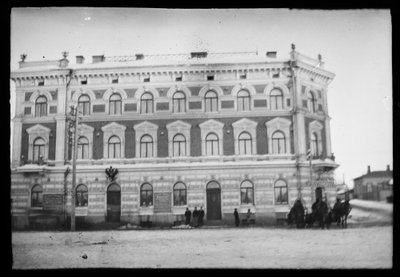 Vyborg apteekintalo sur la place de la fontaine rouge - Hugo Simberg