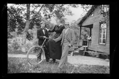 Wolter, Blenda et Einar Simberg dans la cour de la Villa Jaune, sur le porche de la villa Elma Simberg - Hugo Simberg