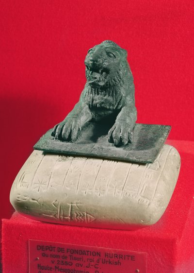 Lion tenant une tablette de fondation hourrite du roi Tish-atal d