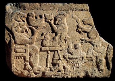 Art ibérique : bas-relief représentant une scène de banquet mythologique où un dieu des enfers a deux têtes avec sa bouche ouverte devant un autel de sacrifice. Vers 500 av. J.-C. provenant de la tombe de Pozo Moro, Espagne. Madrid, Musée archéologique nat - Iberian