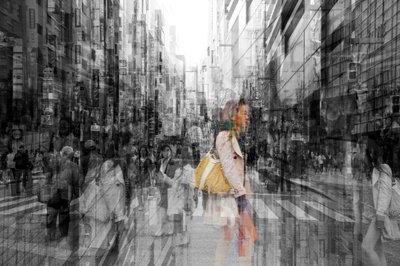 Promenade dans la ville de la femme souriante - Igor Shrayer