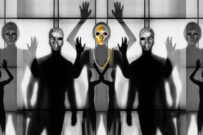 Des personnages masqués surréalistes - Igor Shrayer