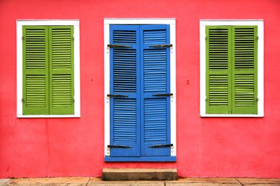Porte bleu vif et volets verts - Igor Shrayer