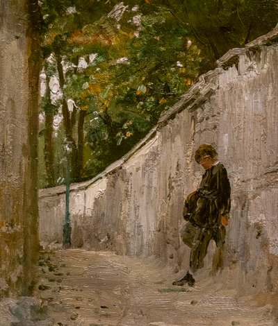 Garçon appuyé contre le mur d