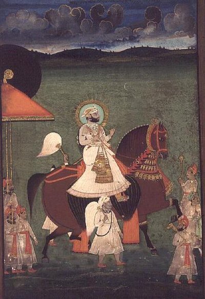 Rana Sarup Singh (1842-61) de Mewar chevauche un étalon alezan, ses serviteurs à pied portent des ombrelles et des attributs royaux, Udaipur, vers 1855 - Indian School