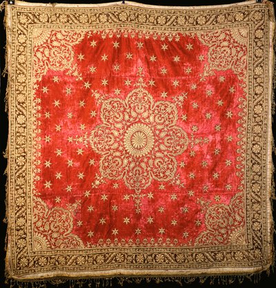 Couverture de sol en velours écarlate avec bordure en velours vert, densément brodée de fil doré - Indian School