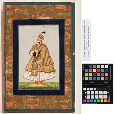 Abdullah Qutb Shah nimbé, en jama blanc avec un manteau et une écharpe en or, vers 1680 - Indian School