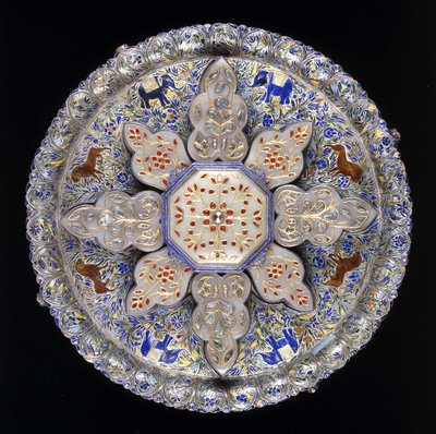 Un plat de confiserie indien en argent et jade incrusté, représentant des lions et des éléphants au milieu d