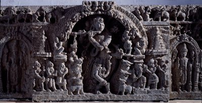 Hindouisme : « Krishna ou Venugopala, maître des vaches à la flûte » Sculpture en pierre noire, partie centrale, 12e siècle - Halebidu, Mysore - Musée indien, Calcutta - Indian School