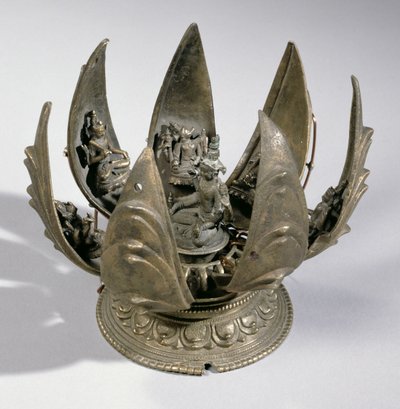 Vishnu avec le lotus entouré de ses incarnations sur les pétales articulés, Inde orientale, vers 1200 - Indian School