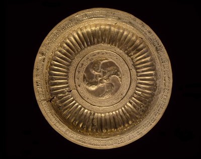 Pectoral de plat, peuples des Moluques, 19ème siècle (peut-être plus ancien) - Indonesian School