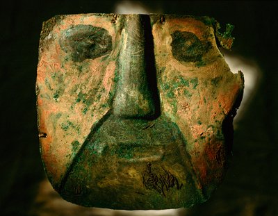 Un masque en cuivre exhumé de la culture Lambayeque de A.... - Ira Block