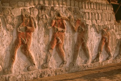 Un frise de prisonniers nus de la culture Moche sur les murs de Huaca Cao Viejo à El Brujo - Ira Block