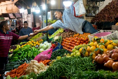 Un vendeur dans un souk à Fès, Maroc, 2017 (photo) - Ira Block