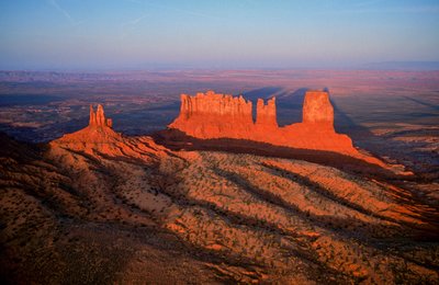 Vue aérienne des formations rocheuses dans Monument Valley, Utah - Ira Block