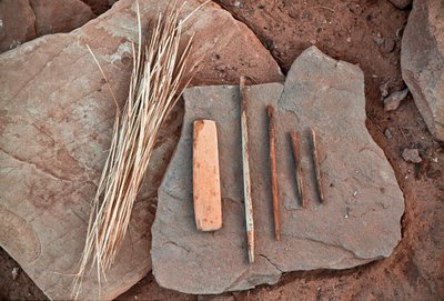 Outils Anasazi sur un rocher à Grand Gulch, Utah - Ira Block