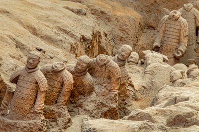 Au musée des guerriers en terre cuite, scènes des divers guerriers dans la zone de la fosse 1., 2009 (photo) - Ira Block