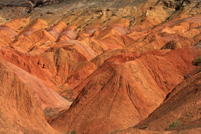 Aux rochers colorés près du campement à Wu Cai Wan dans le désert de Gobi, Xinjiang - Ira Block