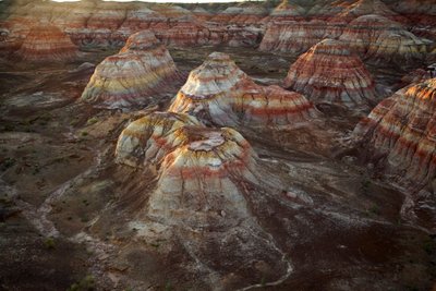 Roches colorées près de Wu Cai Wan dans le désert de Gobi, Xinjiang, Chine occidentale, 2007 (photo) - Ira Block