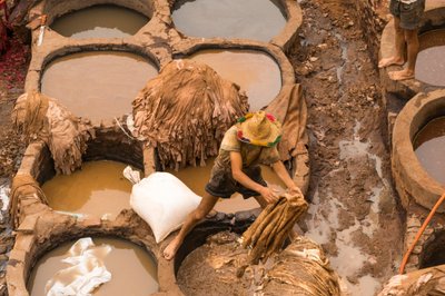 Peaux teintes à la tannerie Chouara à Fès, Maroc, 2014 (photo) - Ira Block