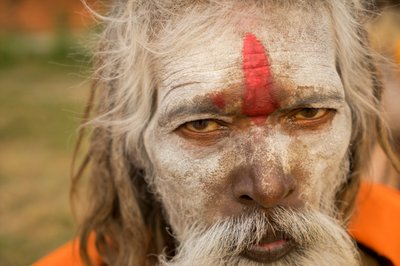 Hommes saints au temple de Pashupatinath sur les rives de la rivière Bagmati à Katmandou, Népal., 2014 - Ira Block