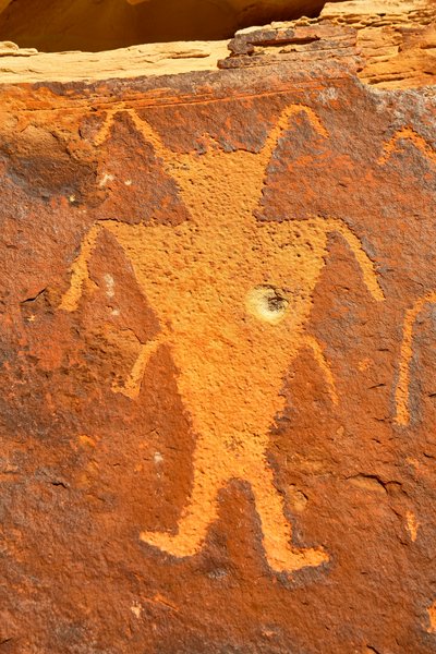 Près de Vernal, UT à McKee Springs, pétroglyphes Fremont montrant des guerriers tenant des têtes de trophée, 2005 (photo) - Ira Block