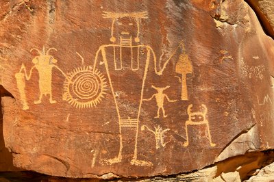 Près de Vernal, UT à McKee Springs, pétroglyphes Fremont montrant des guerriers tenant des têtes de trophées - Ira Block