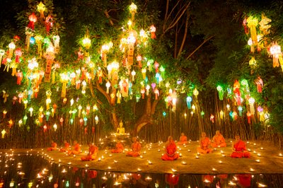 Jeunes moines novices au Wat Phan Thao pendant le festival Loy Krathong (Yee Peng) à Chiangmai, Thaïlande, 2019 (photo) - Ira Block