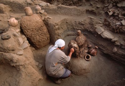Richard Gomez nettoyant des artefacts nouvellement découverts sur le site de fouilles de l