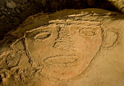 Le fardo, ou paquet de momie, dans la tombe principale au coin sud-ouest de Huaca El Brujo - Ira Block