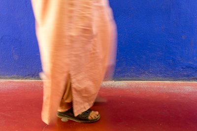 Passant devant un mur bleu au Jardin Majorelle à Marrakech, Maroc, 2014 (photo) - Ira Block