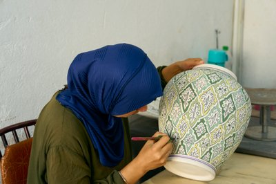 Femme travaillant dans une usine de céramique à Fès, Maroc, 2022 (photo) - Ira Block