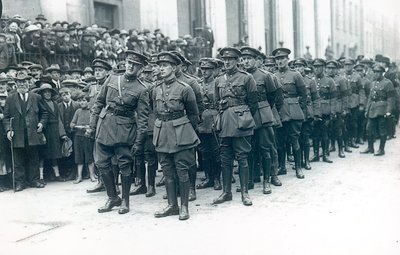 Michael Collins (1890-1922) (à gauche) en tant que chef de l