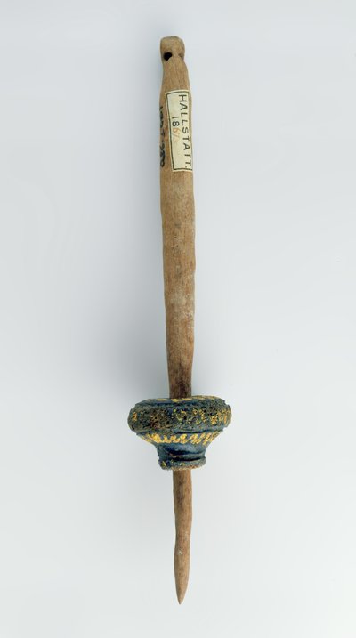 Fusaïole avec son fuseau en bois survivant, de Hallstatt, âge du fer - Iron Age