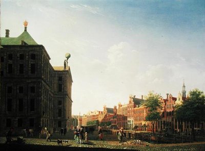 Vue le long du Nieuwezijds Voorburgwal à Amsterdam montrant l