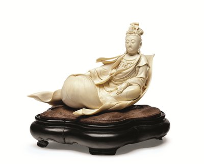 Sculpture en ivoire de Kannon flottant sur une feuille de lotus, période Meiji, fin du 19e siècle - Ishikawa Komei