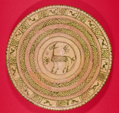 Plat décoré d