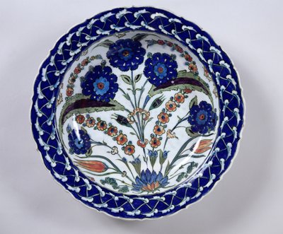 Plat avec une décoration florale, Iznik - Islamic School