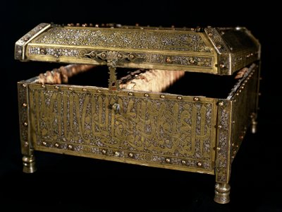 Art islamique : coffre en bronze avec incrustations d