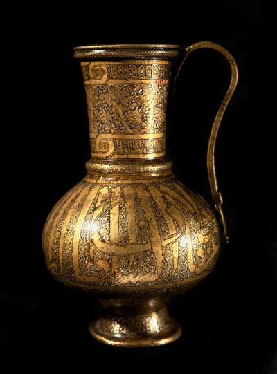 Art islamique : carafe avec incrustations d