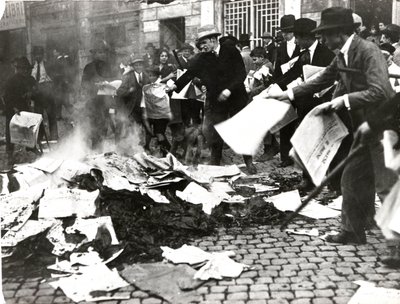 Équipe fasciste brûlant des journaux socialistes « Il Paese » après avoir dévasté le siège - Italian Photographer