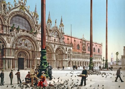 Nourrir les pigeons sur la Place Saint-Marc, Venise - Italian Photographer
