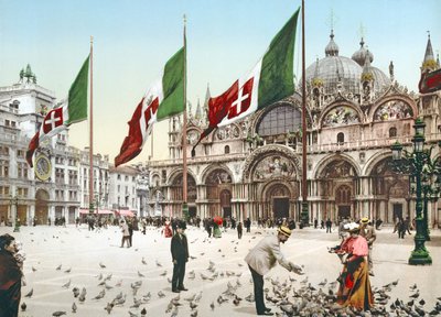 Nourrir les pigeons sur la Place Saint-Marc, Venise - Italian Photographer