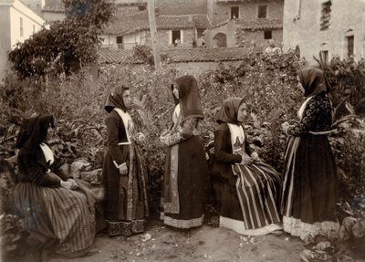 Groupe de femmes portant des costumes traditionnels dans un jardin, Sardaigne, Italie - Italian Photographer