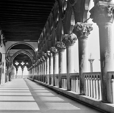Loggia du Palais des Doges, Venise, vers 1960 - Italian Photographer