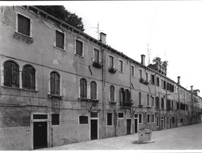 Rangée de maisons sur la Calle Riello, Venise - Italian Photographer